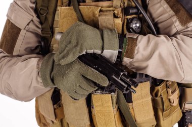 siyah tabanca ile hedefleyen özel askeri yüklenici. 