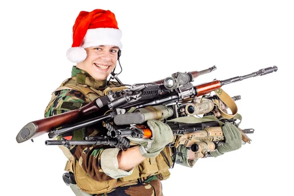Voják Puškou Nosí Santa Claus Cup Hospodářství Cardbox Izolovaných Bílém — Stock fotografie