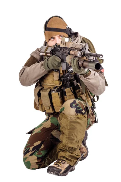 Soldado Com Espingarda Isolada Fundo Branco Guerra Exército Arma Conceito — Fotografia de Stock