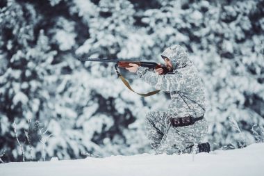 Kamuflaj onun hedef veya av arayan erkek avcısı. Kış