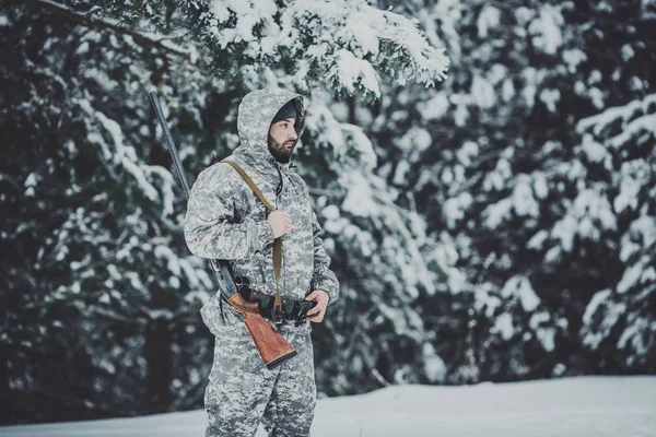 Manliga jägare i kamouflage letar efter hans mål eller byten. Vinter — Stockfoto