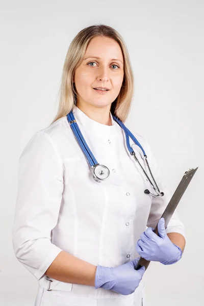 Femme médecin avec stéthoscope — Photo