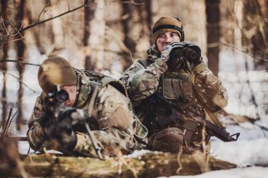 takım soğuk orman içinde özel kuvvetler silah. Kış Harp bir