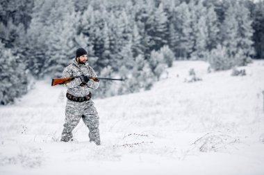 Kamuflaj onun hedef veya av arayan erkek avcısı. Kış