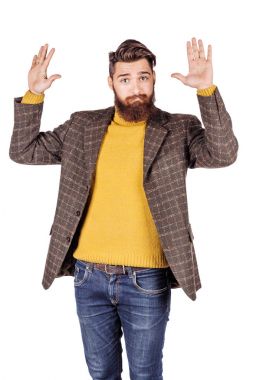 sakallı adam elleriyle beyaz arka plan üzerinde poz. insani duygular ifade ve yaşam tarzı kavramı. bir beyaz stüdyo arka plan görüntü.