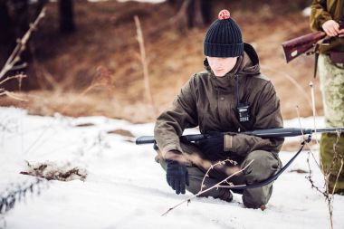 Avlanmayı iki avcı av ve hazır izleme. 