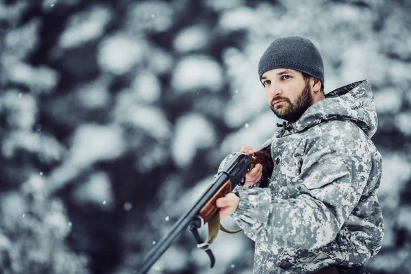 Mężczyzna hunter w kamuflażu, patrząc na jego miejsce docelowe lub drapieżne. Zimowe — Zdjęcie stockowe