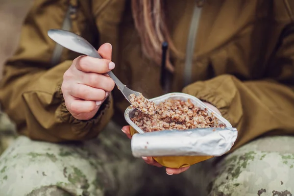 Γυναικεία hunter προετοιμασία φαγητού με φορητό καυστήρα αερίου σε μια νίκη — Φωτογραφία Αρχείου