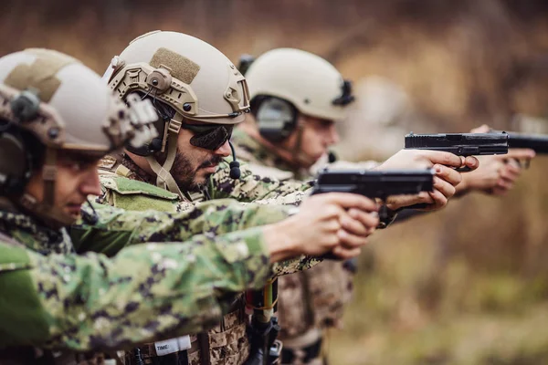 Operasi khusus pelatihan keahlian menembak pada jarak tembak. Peo — Stok Foto