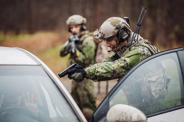 Солдат вказує на підозрілий автомобільний пасажир. тероризмом м — стокове фото