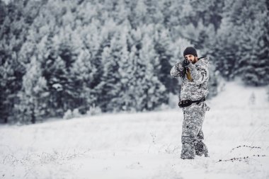 Kamuflaj onun hedef veya av arayan erkek avcısı. Kış