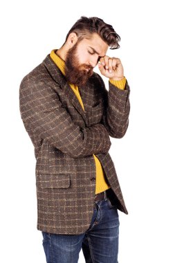 baş ağrısı ile duran sakallı işadamı portresi. insani duygular ifade ve ofis, iş, teknoloji, finans ve Internet kavramı. görüntü izole beyaz arka plan.