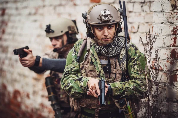 Soldados ou empreiteiros militares privados segurando arma preta. guerra , — Fotografia de Stock