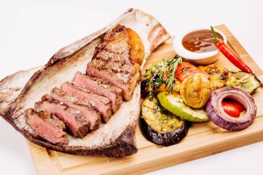 ızgara dana biftek ile baharat, kemikte taze biberiye bir