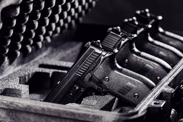 Svart pistol i plast Säker förvaringsväska — Stockfoto