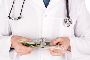 Bir ücret karşılığında Sağlık Hizmetleri: doktor eller dolar sayma
