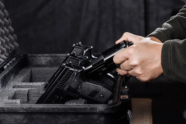 Чорний пістолет у пластиковому корпусі безпечного зберігання — стокове фото