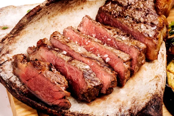 쇠고기 스테이크, 양념으로 뼈에 구운 신선한 로즈마리는 — 스톡 사진