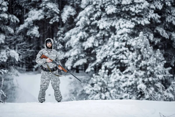 Férfi vadász álcázás keres a cél vagy a préda. Téli — Stock Fotó