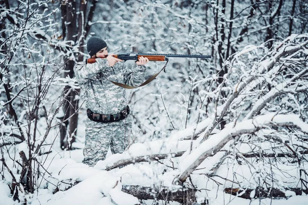 Caçador masculino em camuflagem procurando seu alvo ou presa. Inverno — Fotografia de Stock