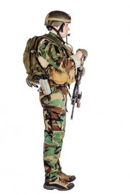 özel askeri yüklenici holding tüfek. Savaş, ordu, silah, teknoloji ve insan kavramı. Beyaz bir arka plan resmi.