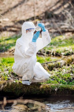 F sıvı içeriğini inceleyerek bir kadın bilim adamı closeup