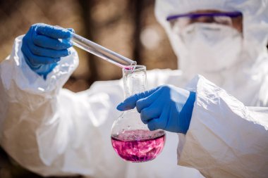 bir test sıvı içeriğini inceleyerek kadın bilim adamı ben tüp