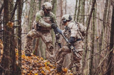 Rangers askeri operasyon sırasında. asker veren el ve h
