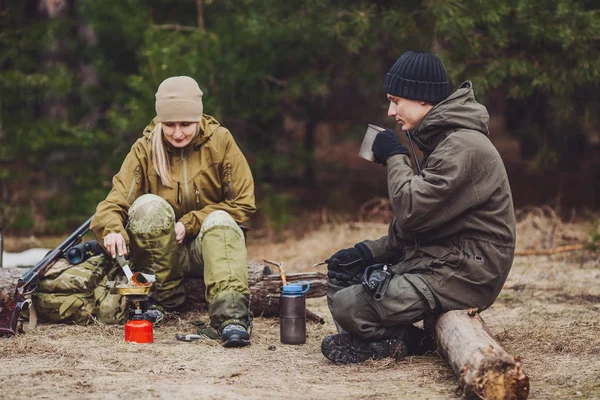 Dos Cazadores Están Comiendo Juntos Bosque Bushcraft Caza Concepto Personas — Foto de Stock