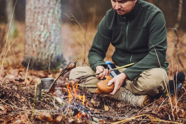 Vaktel på minnet grillad i elden. läckra skogen picknick. — Stockfoto