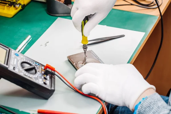 Homme réparer le disque dur dans le centre de service. Réparation et réparation — Photo