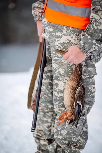Caçador Camuflagem Com Espingarda Segurando Presas Pato Floresta Inverno Conceito — Fotografia de Stock
