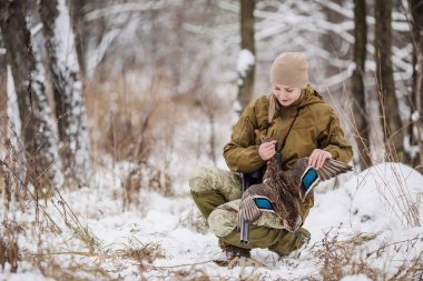 Kamuflaj, kadın avcısı silahlı bir tüfekle bir s ayakta