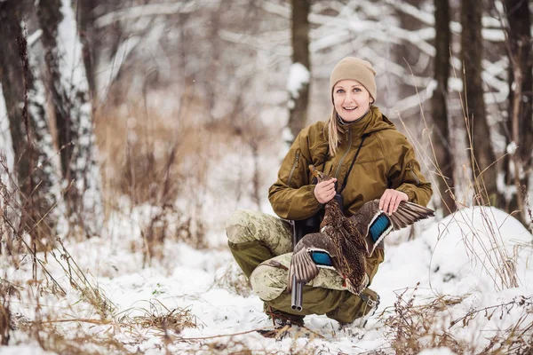 Cazadora Camuflaje Armada Con Rifle Sentada Bosque Nevado Invierno Con — Foto de Stock