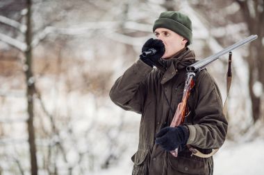 avcı ayakta bekleyin ve ördekler yem çağırıyor