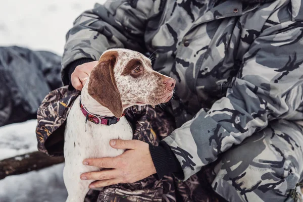 Caçador e seu Bourbonnais Apontando cão por um rio no inverno — Fotografia de Stock