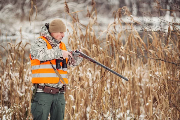 Chasseur chargeant fusil dans une forêt d'hiver. Bushcraft, chasse et — Photo