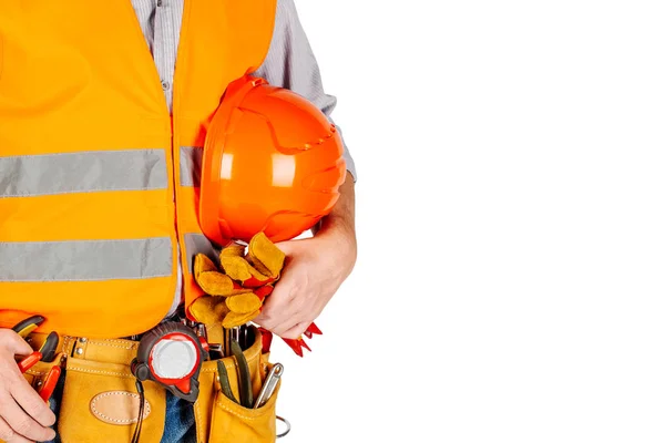 Torso Ingenieur oder Arbeiter Hand hält orangefarbenen Helm für Arbeiter. — Stockfoto