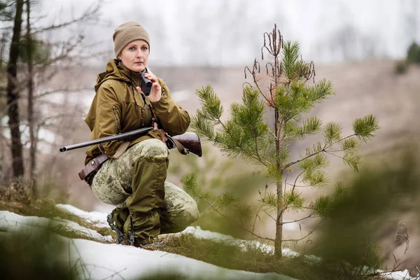 Kobiece myśliwy na gotowe do polowania, gospodarstwa laserowe finder w lesie. HUN — Zdjęcie stockowe