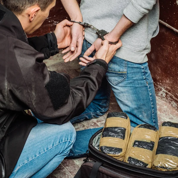 Police arrest drug trafficker with handcuffs. — Stock Photo, Image