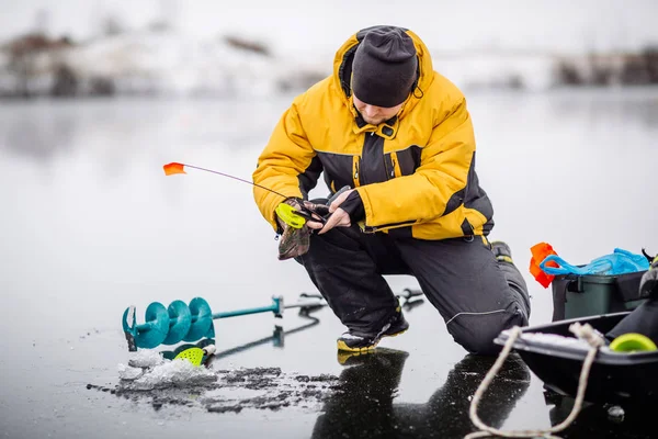Człowiek Lodu Połowów Zamarzniętym Jeziorze Zimowe Wakacje Ludzi Pojęcie — Zdjęcie stockowe