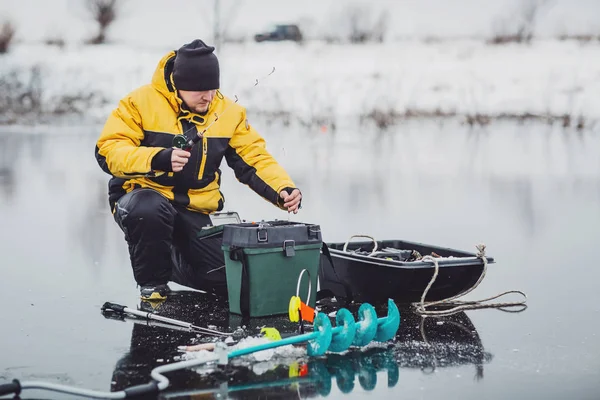 Man Ijs Vissen Een Bevroren Meer Winter Vakantie Mensen Concept — Stockfoto