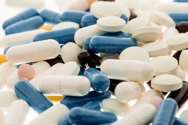Primer plano de cápsulas de píldoras aleatorias. Concepto de medicina y farmacia —  Fotos de Stock