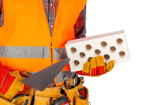 Работник-строитель с кирпичом и лопатой в руках, изолированных на Уит — стоковое фото