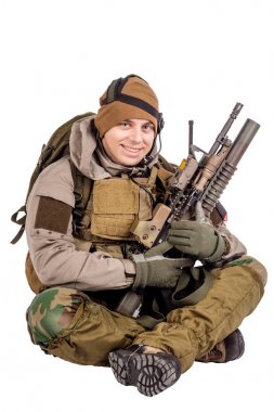 Beyaz bir arka plan üzerinde izole tüfekle asker. Savaş, ordu, biz