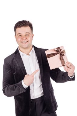 adam bir yay ile neşeli bir bakış ile bir sürpriz hediye kutusu açma