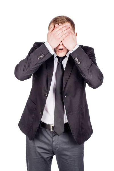 Retrato joven hombre de negocios cubriendo sus ojos con su mano. emot — Foto de Stock