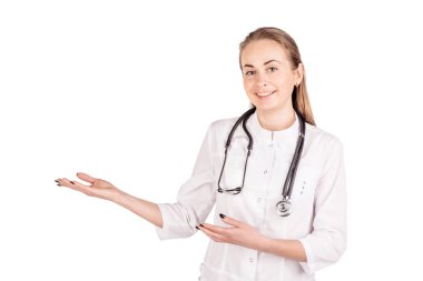 Kadın doktor stetoskop ile bir şey göstermek ve gülümseme için ben