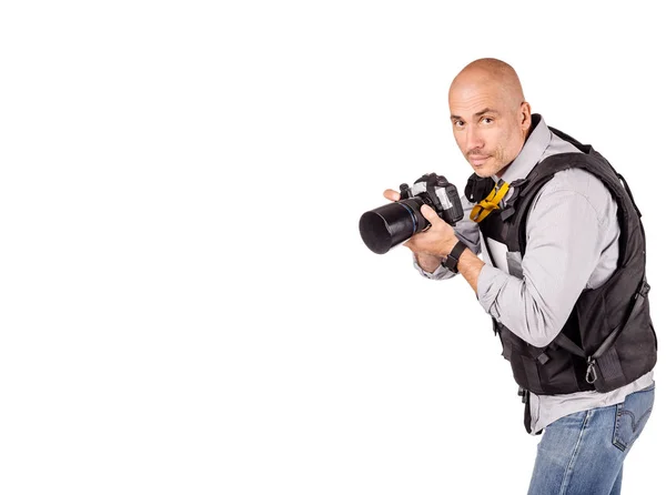 Φωτογράφος στρατιωτικού τύπου με μια επαγγελματική φωτογραφική μηχανή. Απομονωμένη — Φωτογραφία Αρχείου