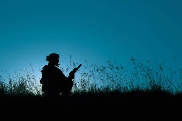 Tentara militer dengan senjata saat matahari terbenam. ditembak, memegang senjata, colo — Stok Foto